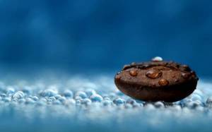 Обои кофейное зерно дождь капли воды пузыри на рабочий стол