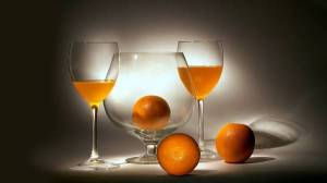 Обои бокалы с соком возле апельсинов на рабочий стол