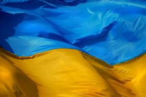 Обои прапор України, развивающийся флаг Украины на рабочий стол