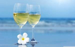 Обои романтика бокалы с вином пляж море волны цветок на рабочий стол