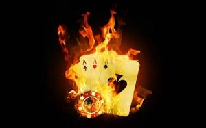 Обои четыре туза с фишкой казино горят в пламени огня на рабочий стол