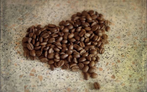 кофейные зерна выложенные в форме сердца обои для рабочего стола