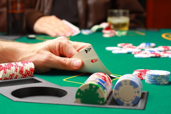 хорошая покерная рука два туза на столе с фишками обои для рабочего стола
