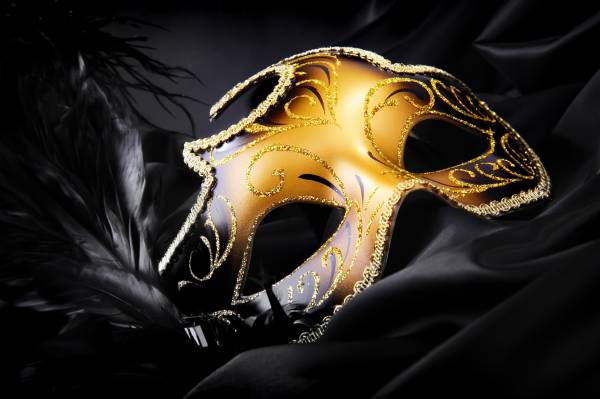 золотая маска с узорами, перья, на черной ткани обои для рабочего стола