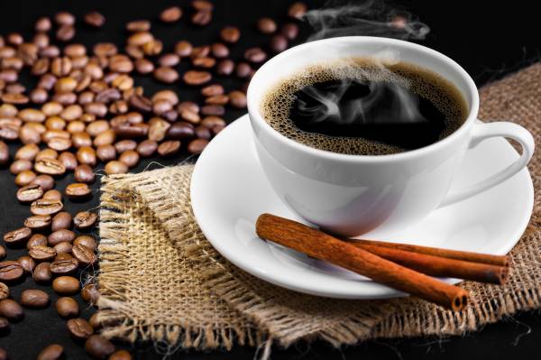 чашка горячего кофе на блюдце возле кофейных зерен обои для рабочего стола