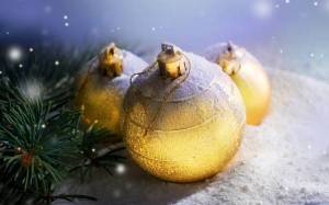 Обои золотые новогодние шары на снегу возле елки на рабочий стол