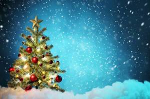 Обои елка, новогодние украшения, снег, метель, сугробы на рабочий стол