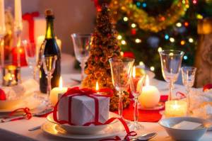 Обои праздничный стол новый год свечи подарки рождество на рабочий стол