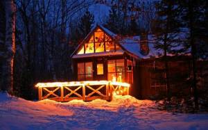 Обои зимний дом в лесу в ярких новогодних огнях на рабочий стол