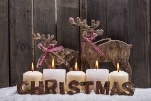 Обои Christmas надпись деревянными буквами возле свечей на рабочий стол