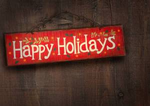 Обои табличка Happy Holidays на деревянной стене на рабочий стол