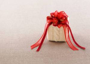 Обои новогодний подарок с бантиком в вязаной упаковке на рабочий стол
