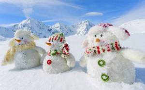 Обои три снеговика на склоне возле заснеженных гор на рабочий стол