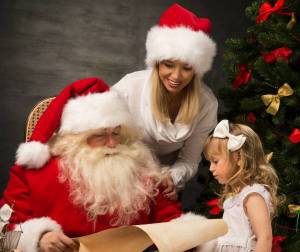 Обои Дед Мороз Снегурочка и ребенок возле елки на рабочий стол