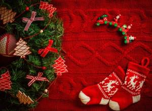 Обои Рождество, елка, вязанный узоры, новогодние носки на рабочий стол