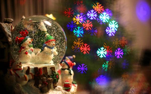 снеговики в стеклянном шаре, снежинки, праздник обои для рабочего стола