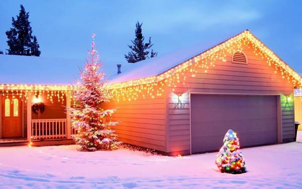 дом украшенный к новому году, гирлянды, зима, елки обои для рабочего стола