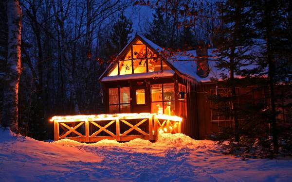 зимний дом в лесу в ярких новогодних огнях обои для рабочего стола