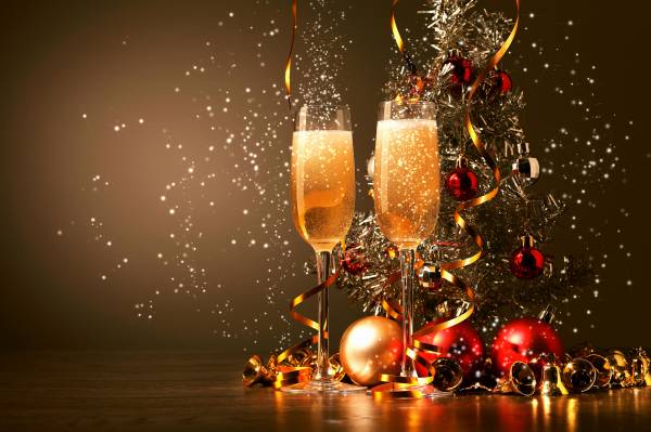новогодняя елка возле шаров и бокалов шампанского обои для рабочего стола