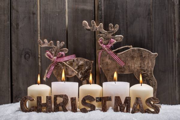 Christmas надпись деревянными буквами возле свечей обои для рабочего стола