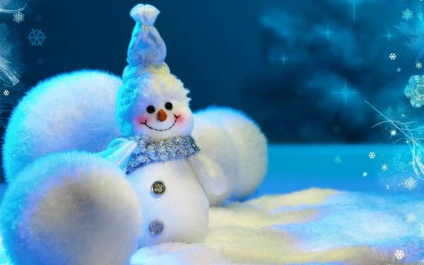 маленький снеговик возле снежных шаров обои для рабочего стола