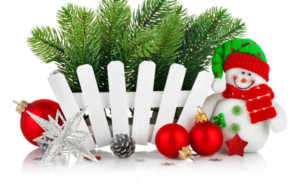 ветки елок, новогодние украшения игрушки, снеговик обои для рабочего стола