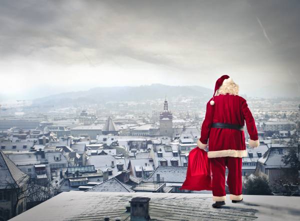 Santa Claus с подарками на крыше дома обои для рабочего стола