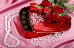 Обои шоколадные конфеты коробка розы ожерелье на рабочий стол