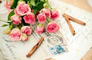 Обои розы цветы письмо корица на столе на рабочий стол
