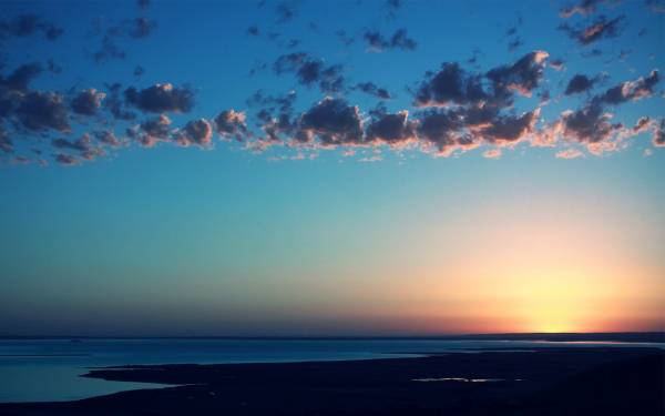 Берег моря на закате солнца обои для рабочего стола