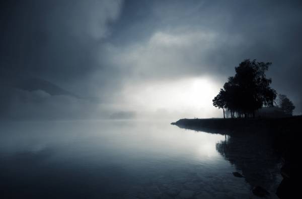 мрак туман озеро свет берег камни обои для рабочего стола