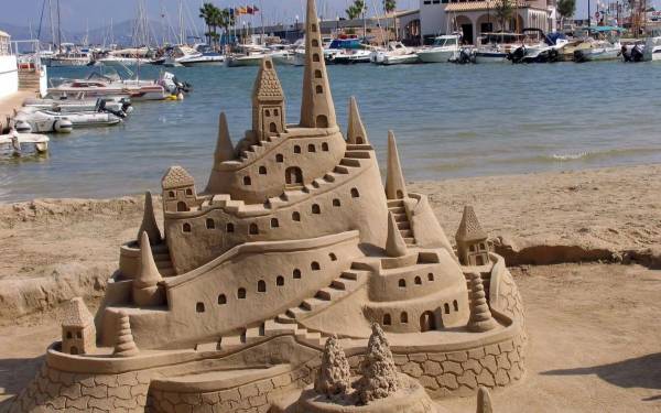 замок из песка на берегу моря обои для рабочего стола