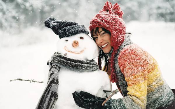 зима, снег, девушка обнимает снеговика обои для рабочего стола