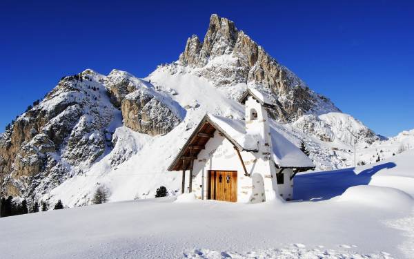 зима скалы горы домик снег природа обои для рабочего стола