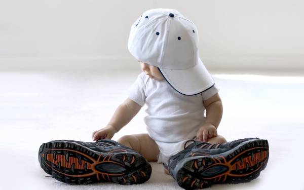 ребенок в кроссовках и кепке не по размеру обои для рабочего стола