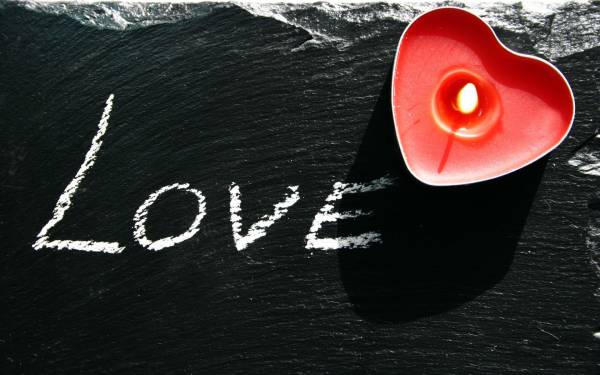 красная свеча в форме сердца и надпись Love обои для рабочего стола