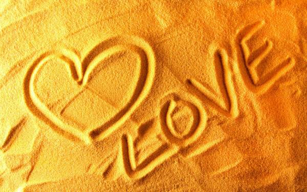сердце и надпись LOVE на морском песке обои для рабочего стола