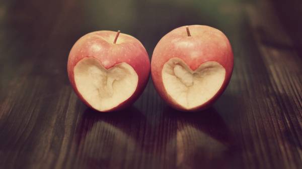 два надкусанных яблока в форме сердца обои для рабочего стола