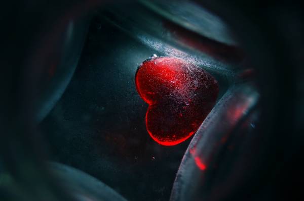 красное ледяное светящееся сердце из стекла обои для рабочего стола