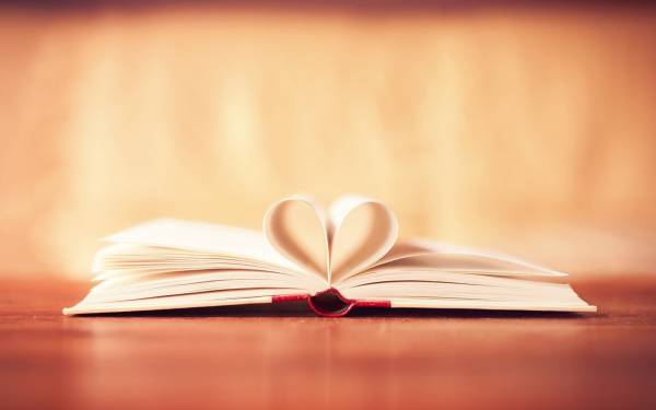 завернутые страницы книги в форме сердца обои для рабочего стола