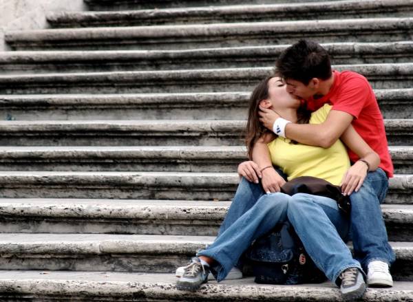 молодая пара целуется на ступеньках обои для рабочего стола