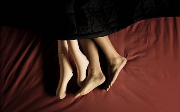 резиновая любовь, ноги торчат из под одеяла прикол обои для рабочего стола