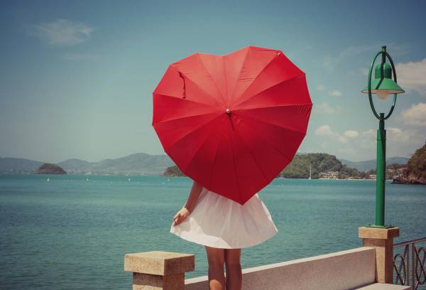 девушка с зонтиком в форме сердца обои для рабочего стола