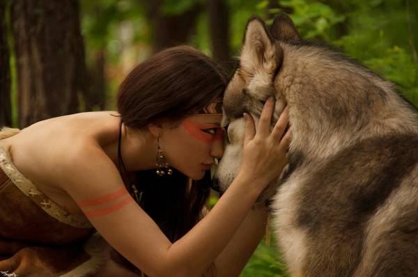 девушка волк индианка дружба лес природа обои для рабочего стола