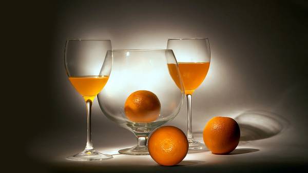 бокалы с соком возле апельсинов обои для рабочего стола